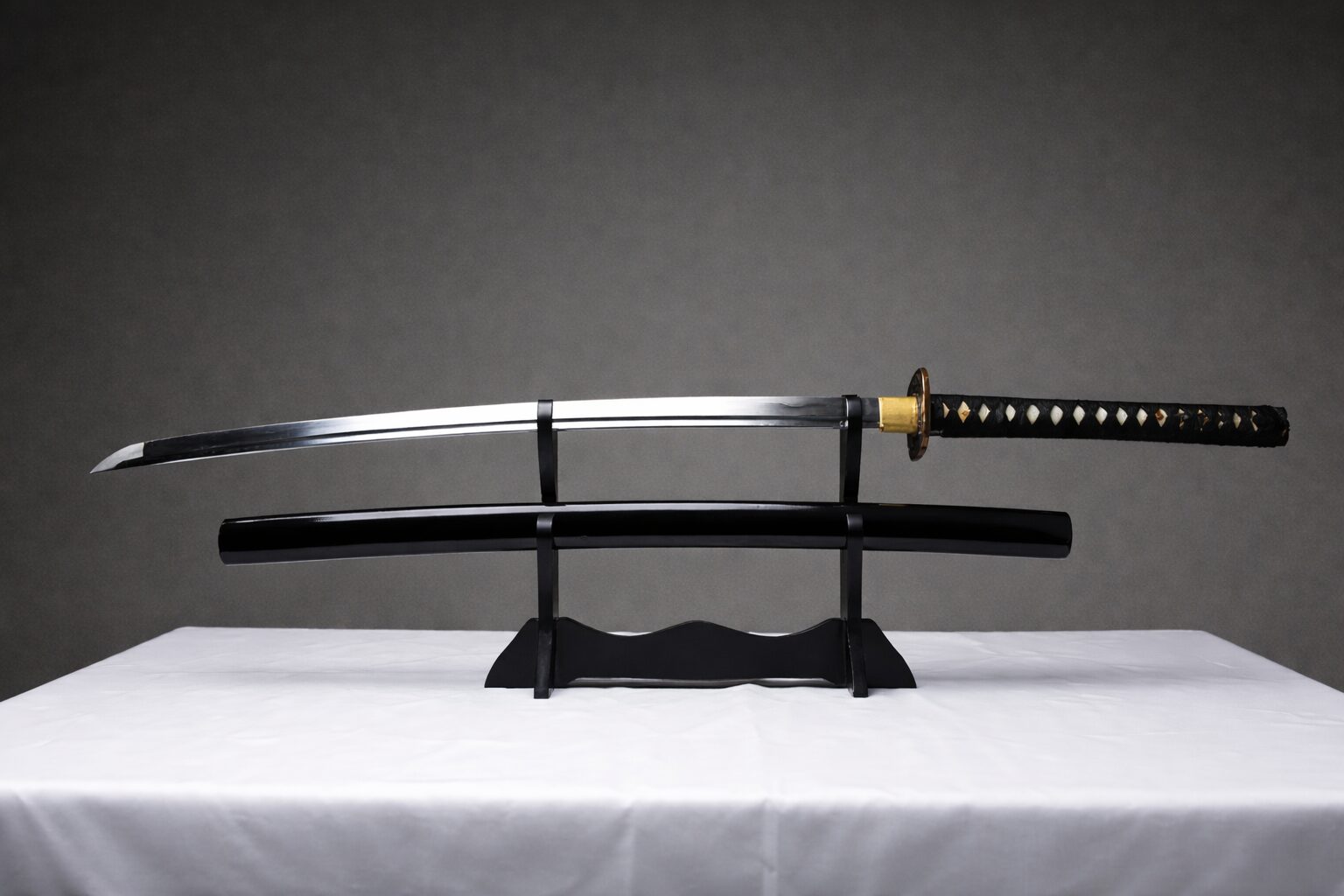 Gin-susutake (銀煤竹) — smoked bamboo tone with subtle silver-gray sheen