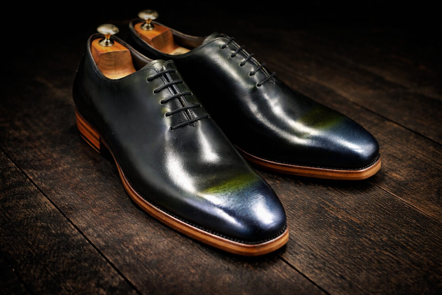 Senzaicha — a subdued dark tea-green tone in traditional Japanese aesthetics